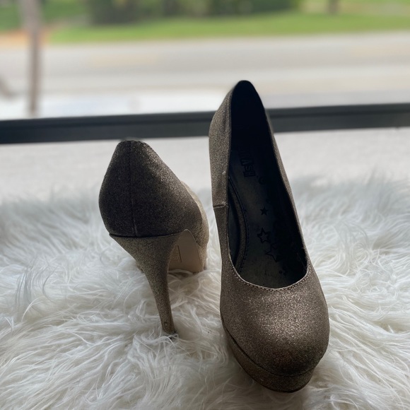 Gold heels - Picture 4 of 5